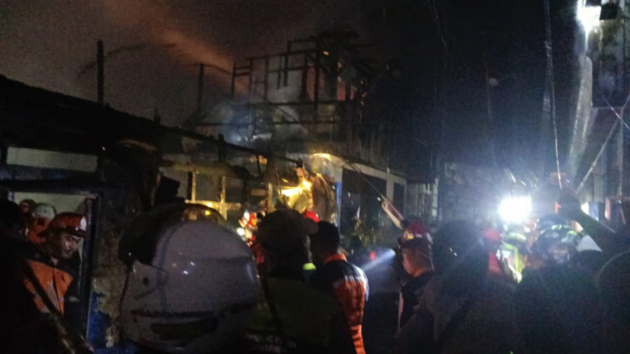 Kebakaran di Jalan Aminah Syukur yang menghanguskan 3 rumah tunggal dini hari tadi.(Foto:Nancy/korankaltim.com)