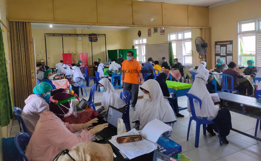 Sejumlah santri di PPKP Ribatul Khail Tenggarong mengikuti serangkaian pemeriksaan sebelum mengikuti vaksinasi. (Foto: Reza Fahlevi/Korankaltim.com)