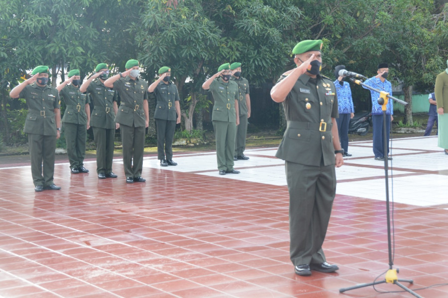 Kapendam VI/Mlw, Kolonel Inf Taufik Hanif saat memimpin upacara dan ziarah di TMP Dharma Agung. (Foto: Pendam VI/Mlw)
