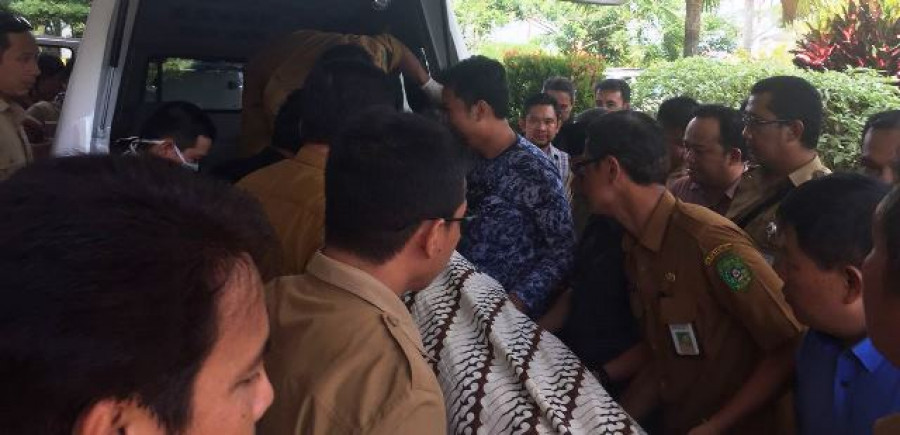 Jenazah Marli saat dibawa ke rumah duka, rumah jabatan Sekda Kukar di Jl Ki Hajar Dewantara Tenggarong. (REZA/KORANKALTIM.COM