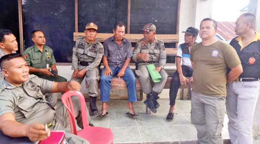 PETUGAS Satpol PP bersama warga terus mengawasi ketat eks lokalisasi KM 17 di Karang Joang, Balikpapan Utara. (istimewa)