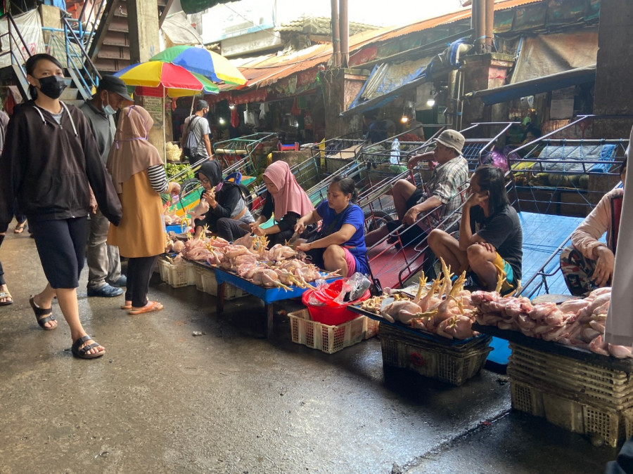 Pedagang ayam di Pasar Segiri Samarinda (permata/korankaltim.com)