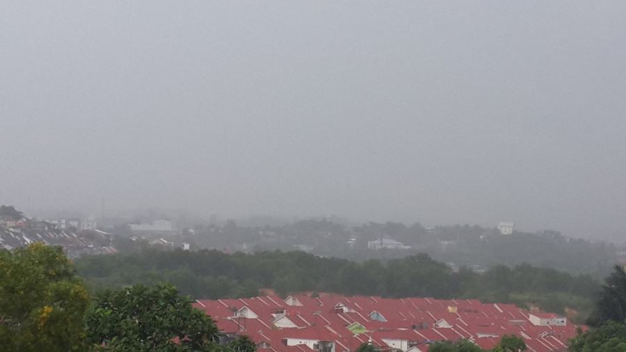 Hujan yang mengguyur Kota Balikpapan, diprediksi BMKG terus terjadi hingga sepekan ke depan. (ist)