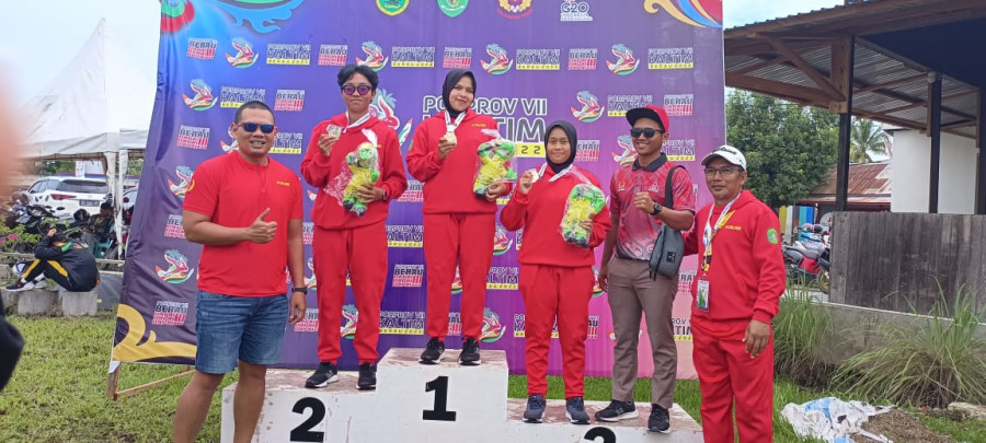 Atlet Woodball Kukar saat pengalungan medali didampingi Ketua KONI Kukar. (Foto: Dok.KontingenKukar)