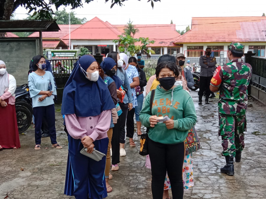 Pelaksanaan Operasi Pasar minyak goreng yang terus dilakukan oleh Disdagkop Kubar dengan mengandeng aparat keamanan untuk bisa berjalan aman dan tertib. (Foto: Istimewa)