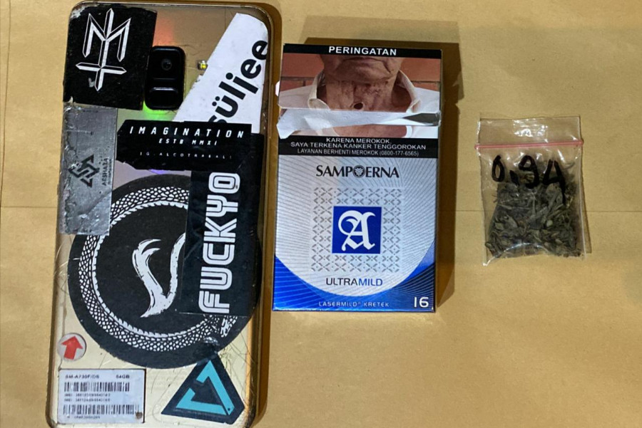 Satu poket ganja dan satu unit handphone yang diamankan dari Zogi (21) warga Jalan Jelawat.(Foto:Istimewa)
