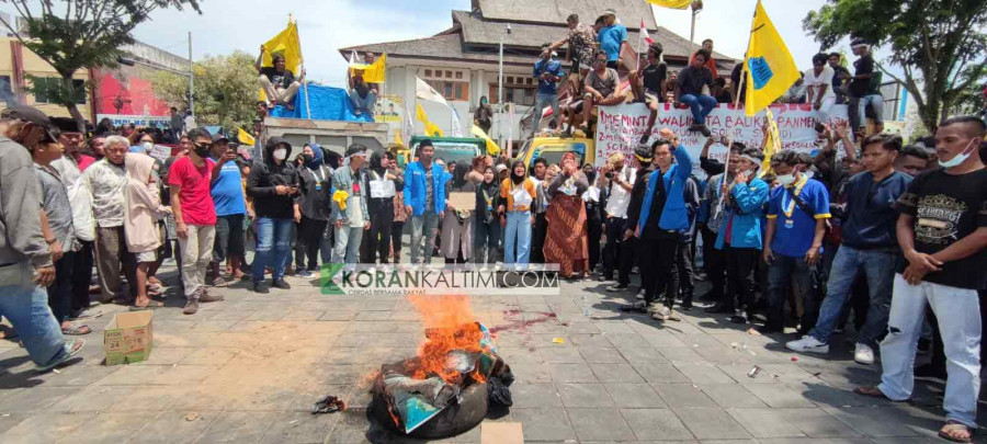 Pendemo melakukan aksi treatrikal dan bakar ban bekas dalam aksi langkanya solar di Balikpapan. (yudi hadi)