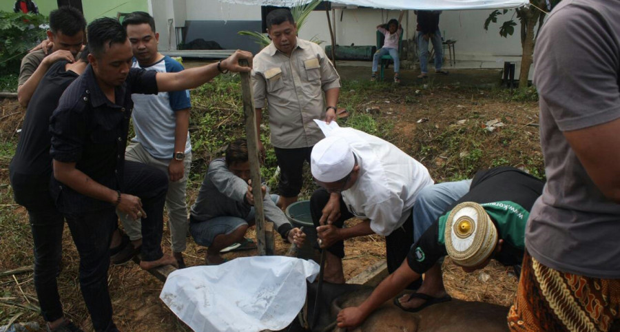 Suasana saat pemotongan hewan kurban ( Foto: reza korankaltimcom)
