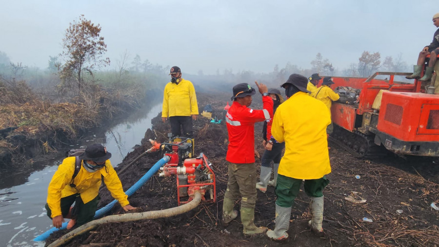 Personel BPBD Kukar yang beberapa waktu lalu dikerahkan menuju Muara Kaman guna memadamkan kebakaran lahan. (Istimewa/BPBD Kukar).