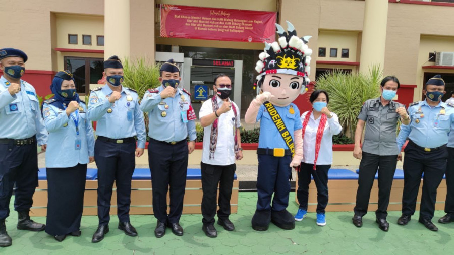 Sesi foto bersama Staf Kantor Rudenim Balikpapan bersama rombongan Staf Khusus Kemenkumham (Yudi Hadi)