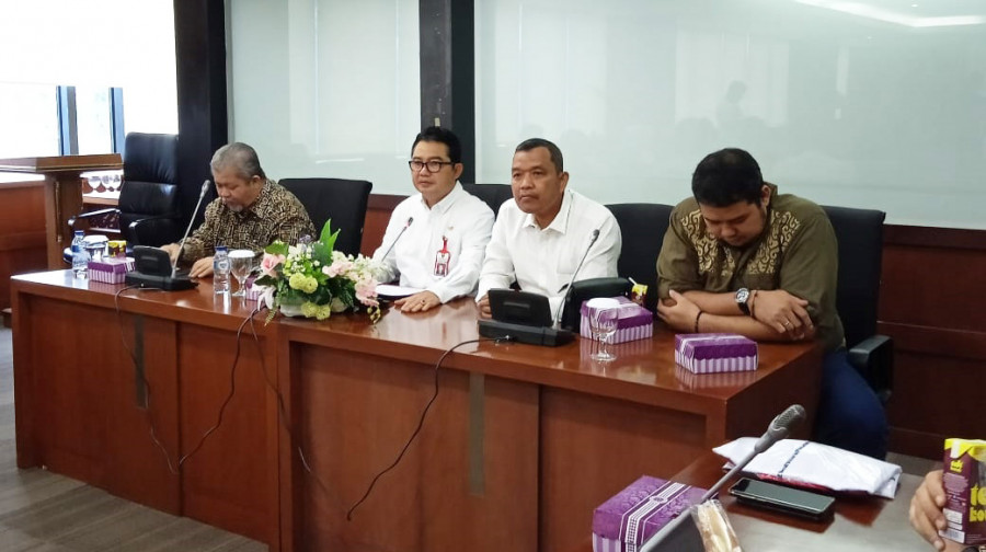 Asisten II Setdaprov Kaltim yang juga Plt Kepala Dinas Tenaga Kerja dan Transmigrasi (Disnakertrans) Kaltim Abu Helmi (kedua dari kiri) Jumat (01/11/2019) pagi.(Rusdi/KoranKaltim)