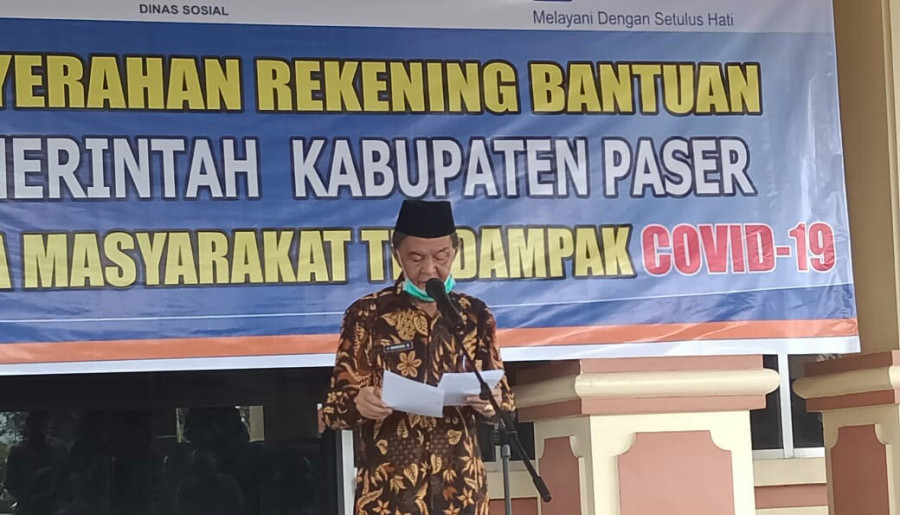 H. Kaharuddin saat membacakan sambutan Bupati Paser Yusriansyah Syarkawi. (Foto: Dwi Cahyo/korankaltim)