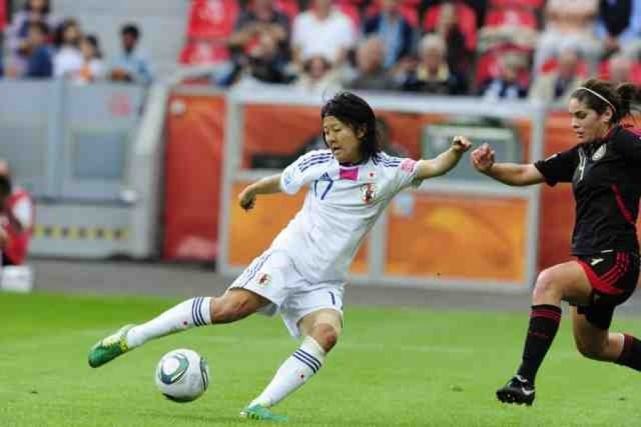 Yuki Nagasato (kiri), pesepakbola wanita asal Jepang yang bersiap gabung tim pria di divisi dua Liga Jepang (@lequipe)