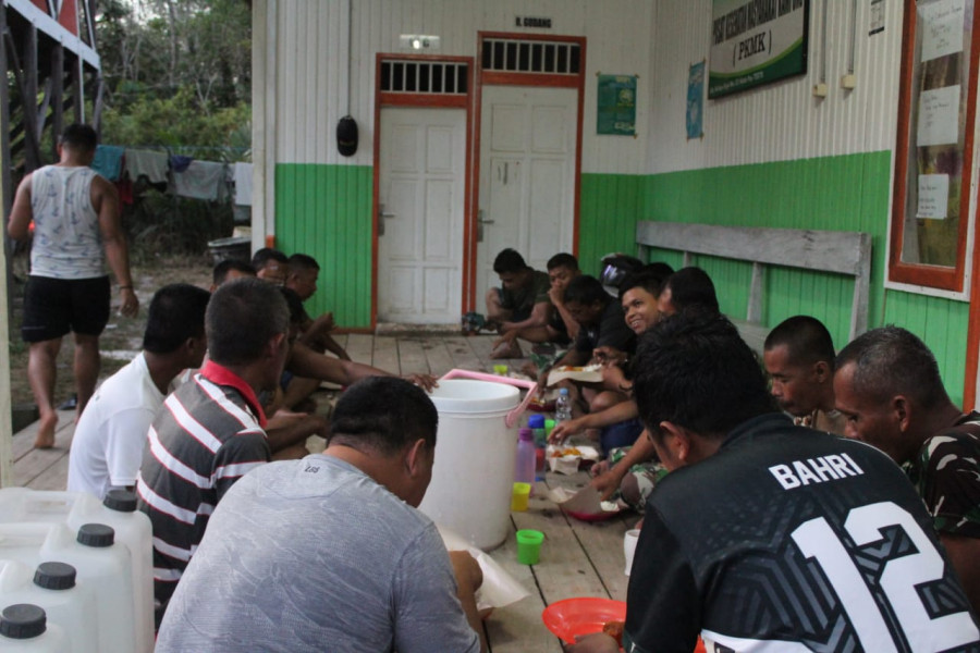 Anggota satgas bersama masyarakat sedang melaksanakan buka puasa bersama di gedung kesenian di Rt.02 Kampung Kelian Kecamatan Damai. (Foto: Kodim 0912/KBR)