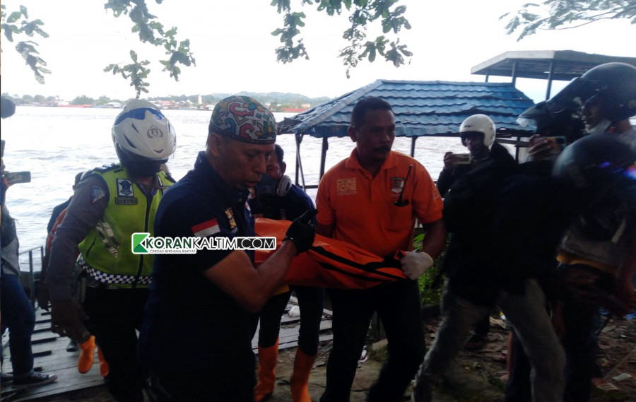 Jasad pelajar SMA yang dievakuasi tim SAR gabungan, pasca ditolong oleh salah satu saksi Selasa (31/5/2022) sore tadi. (Foto: Nancy/Korankaltim.com)