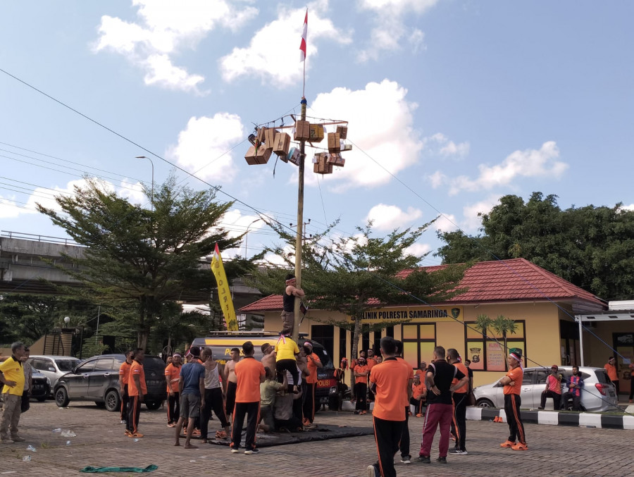Perlombaan panjat pinang di Mapolresta Samarinda, Jumat (19/8/2022) hari ini.(Foto:Nancy/korankaltim.com)