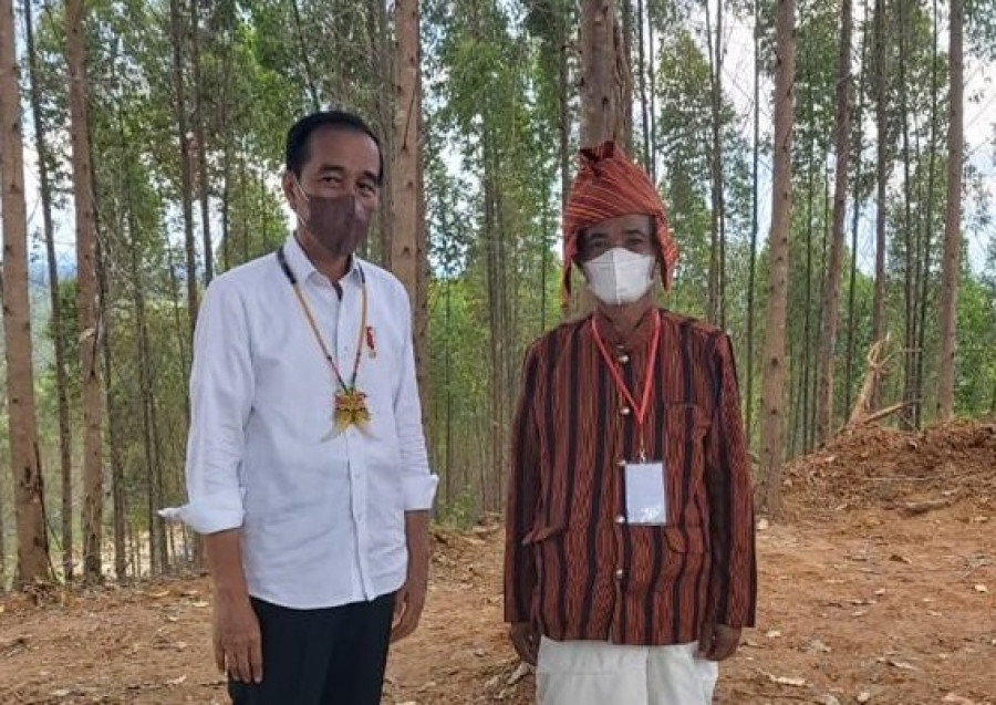 Ketua IKAT Anthonius ketika bertemu dengan Presiden RI Joko Widodo ketika berkemah di IKN Nusantara di Kecamatan Sepaku. (Foto: Istimewa)