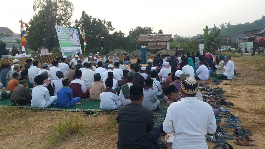 Kegiatan peletakan batu pertama di komplek Pondok Pesantren Hadiqatul Ulum di Kelurahan Mangkurawang, Tenggarong. ( Foto: Istimewa)