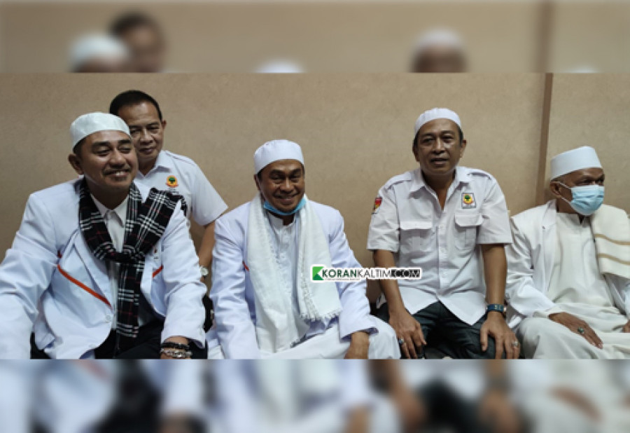 Ketua DPW Partai Berkarya Karmin Laonggeng bersama pengurus usai menggelar buka puasa bersama dan silaturahmi kader Partai Berkarya di Balikpapan. (Foto: Yudi Hadi/Korankaltim.com)