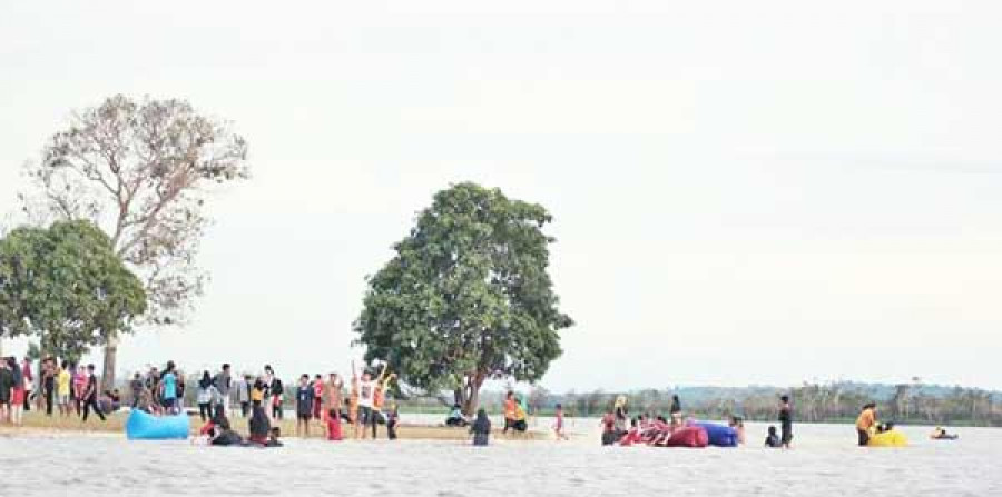 DIMINATI WISATAWAN: Sejumlah wisatawan saat menikmati liburan di sebuah pulau yang terdapat di tengah-tengah Danau Semayang, di Desa Pela, Kecamatan Kota Bangun. ( ist)