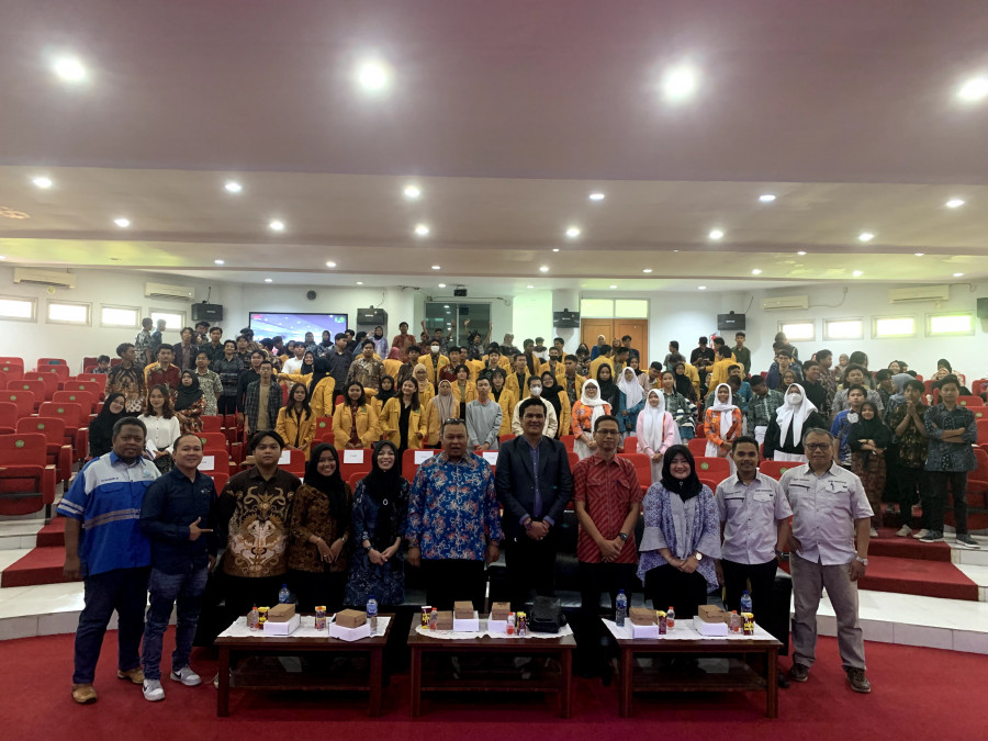 foto bersama pemateri dengan partisipan kegiatan seminar (istimewa).