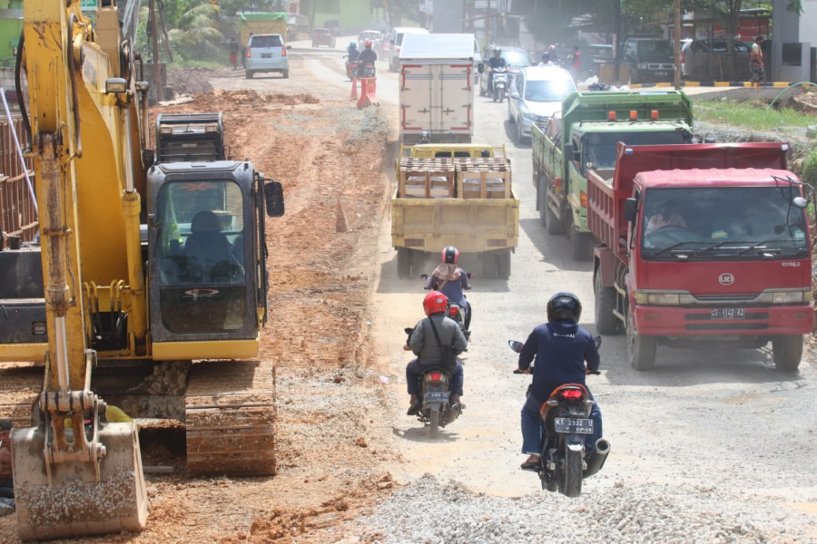 Proses perbaikan jalan poros Balikpapan-Samarinda KM 11 yang longsor sejak Agustus 2020 lalu (Foto: Yudi/korankaltim.com)