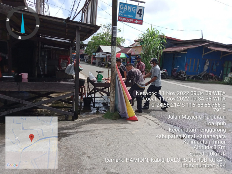 Petugas Dishub Kukar yang langsung turun ke lapangan untuk menanggapi keluhan masyarakat terkait sering terjadi kemacetan lalu lintas. (Istimewa/Dishub Kukar)