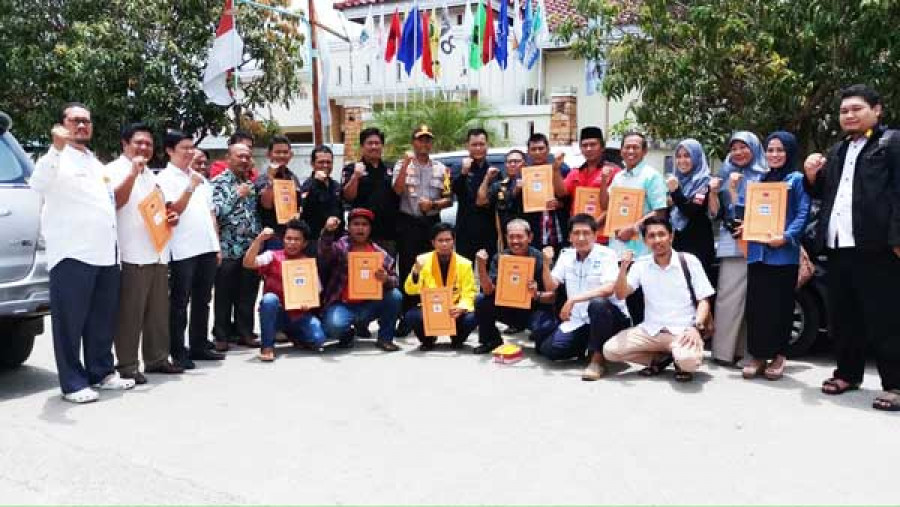 TETAPKAN DCT: Suasana rapat di Kantor KPU bersama seluruh perwakilan parpol, dihadiri Bawaslu dan kapolres Bontang AKBP Siswanto Mukti, Kamis, 20 September 2018. ( olis / korankaltim )