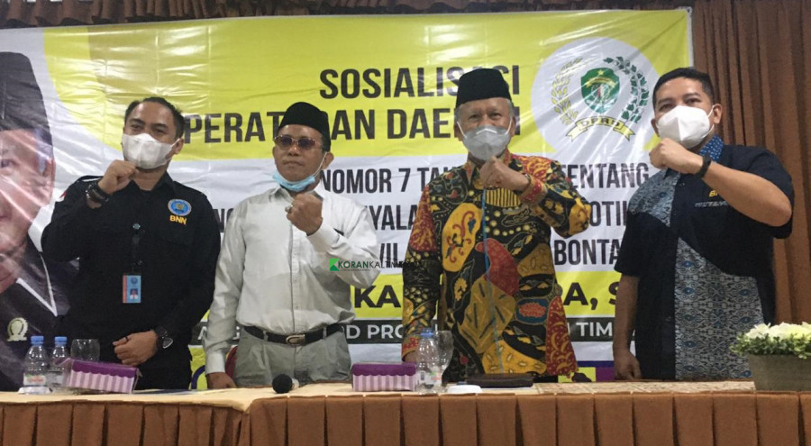Anggota DPRD Provinsi Kaltim, Abdul Kadir Tappa (baju batik) bersama dengan narasumber yang lain dalam kegiatan Sosperda Nomor 7 Tahun 2017.( Foto: Iwan/korankaltim.com)