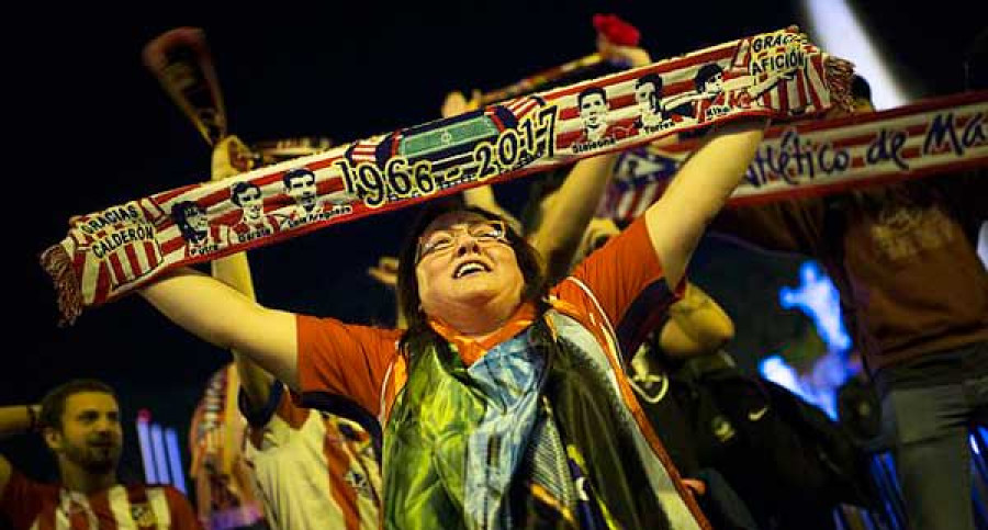 CEGAH PESTA KEDUA: Pesta supporter Atletico di Kota Madrid setelah tim kesayangan mereka juara Europa League. (dailymail)