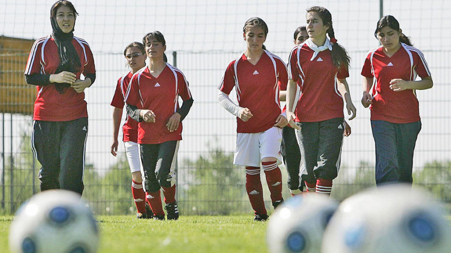 MEMALUKAN: Pemain sepakbola wanita Afghanistan, harus mau disetubuhi kalau ingin masuk timnas negara mereka sendiri. (reuters )
