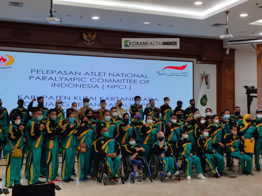 Asisten I Setkab Kukar Akhmad Taufik Hidayat didampingi Plt Kepala Dispora Kukar Fida Hurasani melepas atlet NPCI Kukar ke Peparnas XVI 2021 ke Papua. (Foto: Reza Fahlevi/Korankaltim.com)