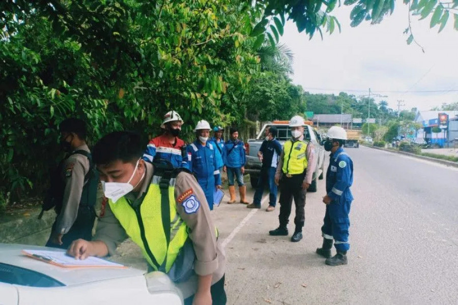 Petugas berkoordinasi untuk perbaikan pipa gas yang mengalami kebocoran. (Foto: Antara Kaltara)