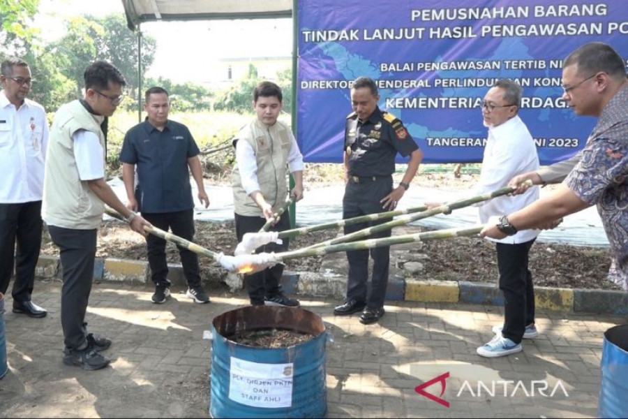 Mendag RI Zulkifli Hasan (kedua dari kanan) ikut memusnahkan barang impor ilegal. (foto: Antara)