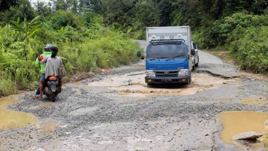 RUSAK PARAH : Beginilah kondisi akses Trans Kaltim dari Kubar ke Kukar yang saat ini rusak parah. Ratusan lubang di tengah badan jalan aspal, setiap tahun hanya ditambal sulam.