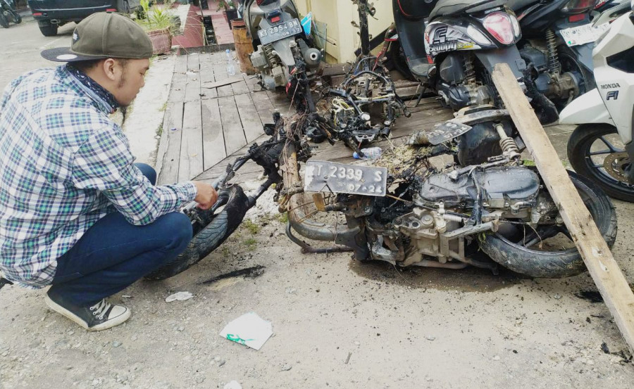 Motor dua remaja yang digunakan saat beraksi, karena geram motor dibakar oleh warga sekitar. (Foto: Nancy/korankaltim.com)