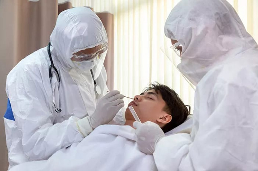Pemeriksaan Covid-19 dengan metode usap nasofaring atau swab test (Foto: halodoc.com)