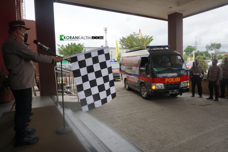 Kapolresta Samarinda Kombes Pol Arif Budiman saat melepas rombongan untuk pembagian sembako kepada masyarakat Kota Tepian Jumat (16/7/2021) sore tadi. (Foto: Nancy/korankaltim.com)