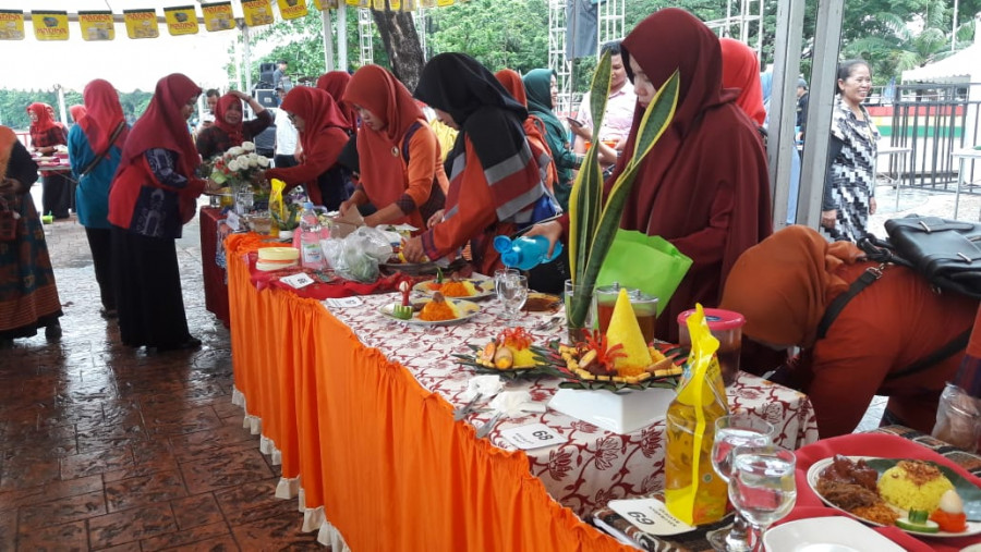 Peserta kreasi nasi kuning di Amphitheatre Jalan Gadjah Mada (Foto: Dispar)