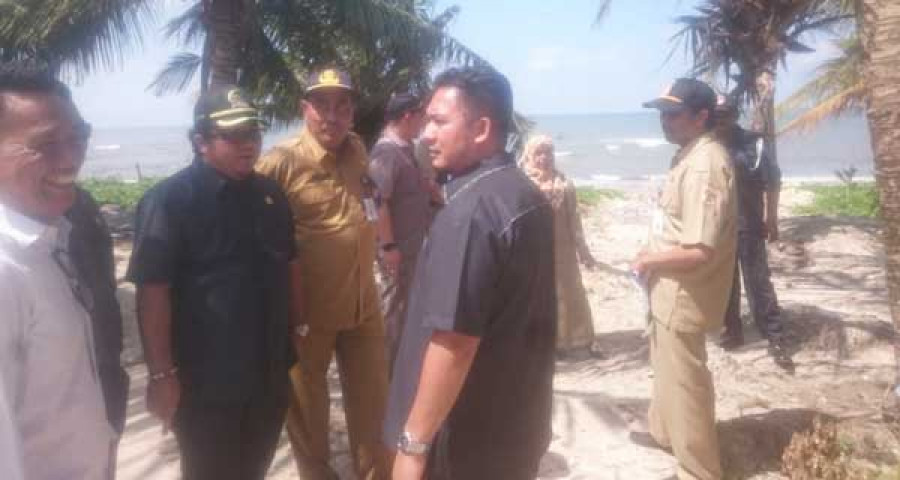 KOMISI III saat sidak aktivitas reklamasi, yang belakangan diketahui sebagai kegiatan pengangkutan sampah di pantai Balikpapan Permai. ( hendra / korankaltim)