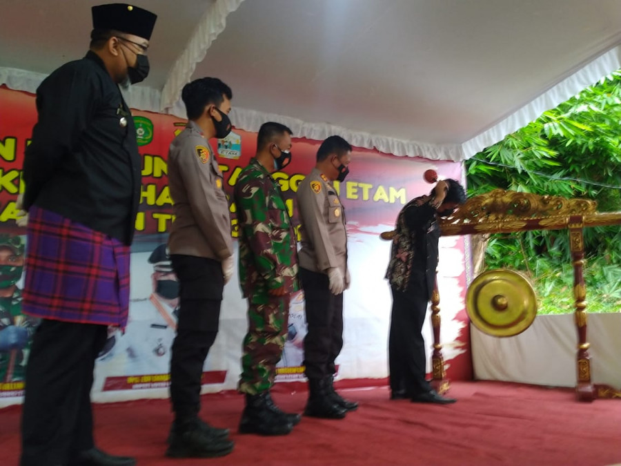 Plh Bupati Kukar Sunggono memukul gong sebagai tanda diresmikannya Kampung Tangguh Etam di Kelurahan Panji, Tenggarong (Foto: Istimewa)