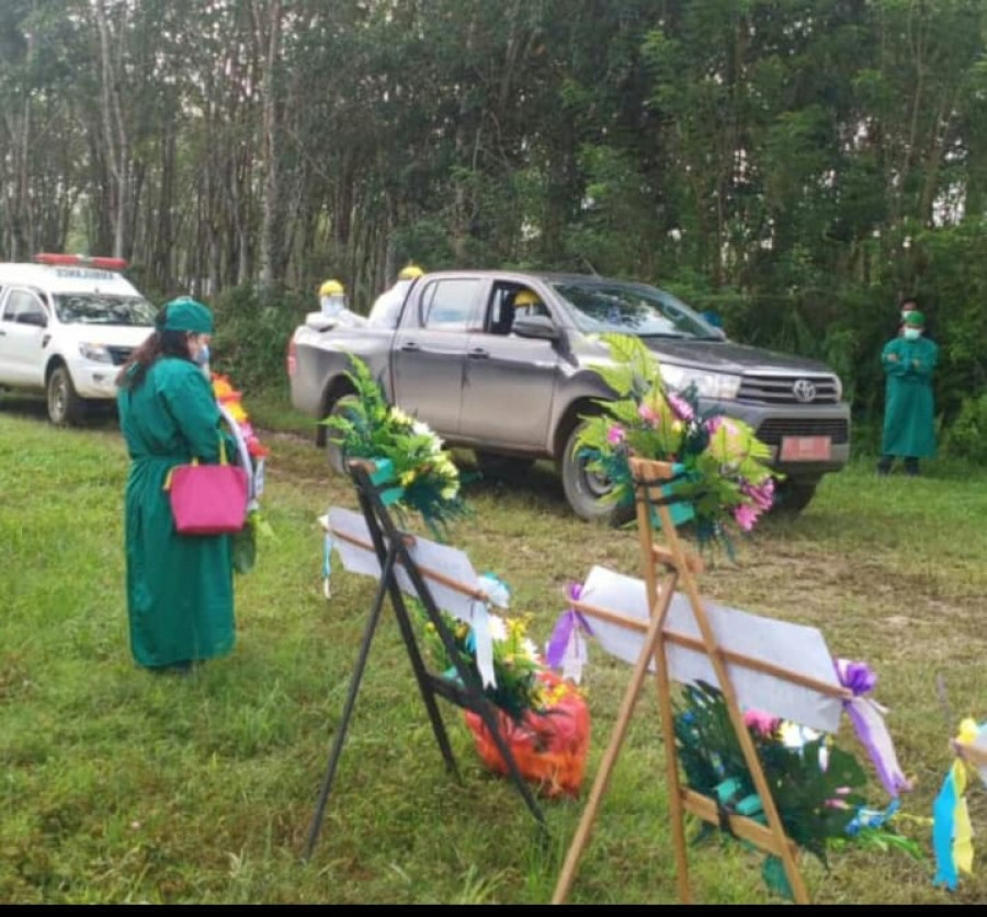 Penghormatan terakhir yang ditujukan kepada almarhum sebelum dimakamkan dengan standar penanganan Covid-19. (Istimewa)
