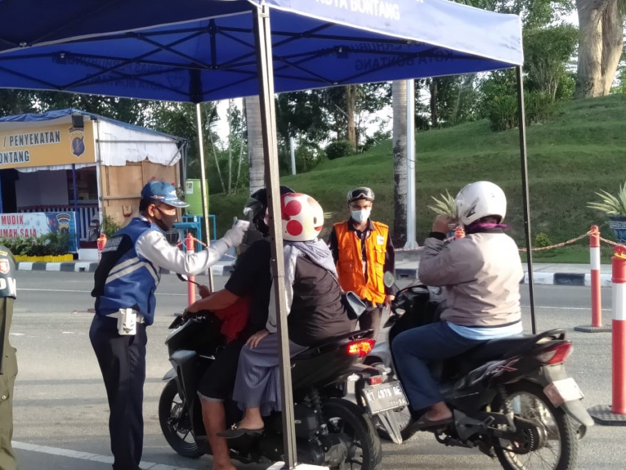 Petugas Jaga memeriksa suhu tubuh setiap warga yang datang dari luar (Dok /Korankaltimcom)