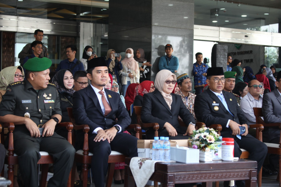 Anggota DPRD Kaltim Andi Satya dan Sekwan Norhayati Usman saat menghadiri Upacara Peringatan Hari Kesehatan Nasional Ke - 60 Tahun 2024, di Kantor Gubernur Provinsi Kalimantan Timur, Selasa (12/11). (Foto: DPRD KALTIM)
