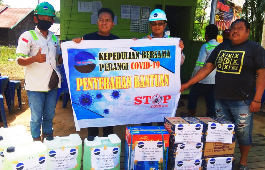 Bantuan bahan baku pencegahan penyebaran Covid-19 dari perusahaan yang diterima aparatur Desa Sabintulung (Foto: Ist)