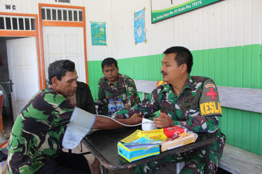 Pemeriksaan kesehatan rutin yang dilakukan oleh tik keslap satgas TMMD pada warga Kampung Kelian. (Foto: Kodim 0912/KBR).