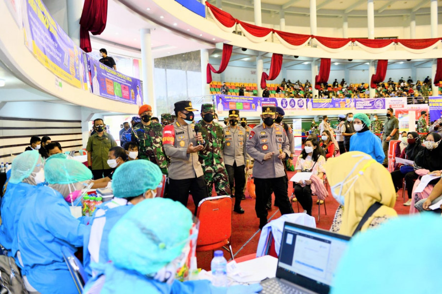 Panglima TNI Marsekal Hadi Tjahjanto bersama Kapolri Jenderal Pol Listyo Sigit Prabowo saat meninjau vaksinasi di Balikpapan (ist)
