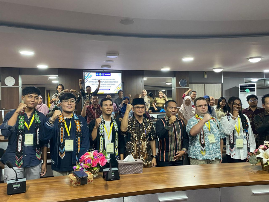 Foto bersama jajaran Unmul bersama lima mahasiswa asing yang akan mengikuti program BIPA di Unmul, (Rafik/Korankaltim.com).