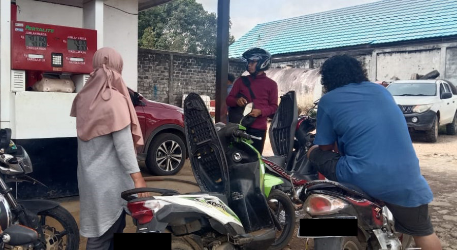 Situasi pengisian BBM di APMS Linggang Bigung. ( Foto: Dok.Korankaltim)