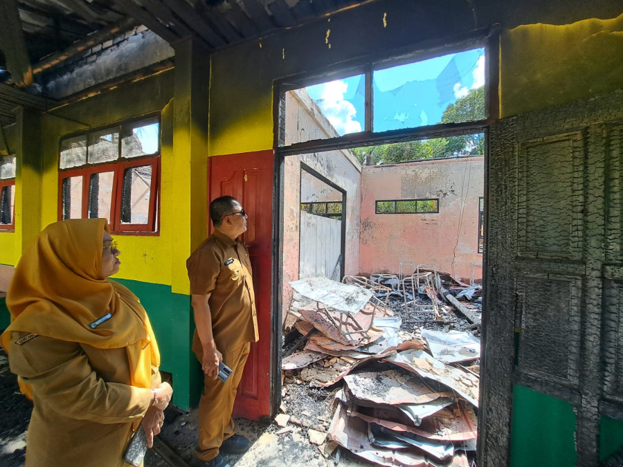 Sufian Agus didampinggi Asisten I Setda Berau, Hendratno, Asisten III Maulidiyah, Kadisdik, Mardiatul Idalisah, Sekretaris Disdik, Ali Sabana dan Kepala Sekolah SMP 5 Tanjung Redeb, Del Herlina Melihat Kondisi Ruang Kelas SMP Negeri 5 Tanjung Redeb, Selas